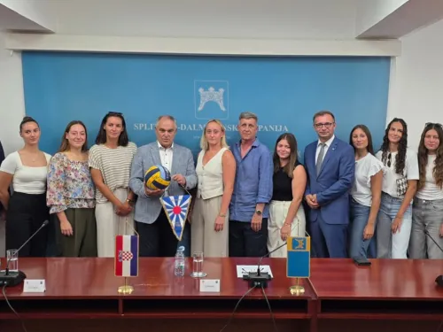 Splitsko-dalmatinska županija: Župan Boban: Uvodi se posebna proračunska stavka za ženske kolektivne sportove – primljene državne prvakinje VK Jadran