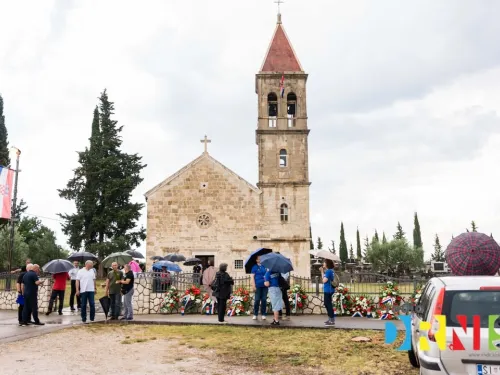 Šibensko-kninska županija ⓕ: Polaganjem vijenaca kod Spomenika poginulim braniteljima u Drinovcima ...