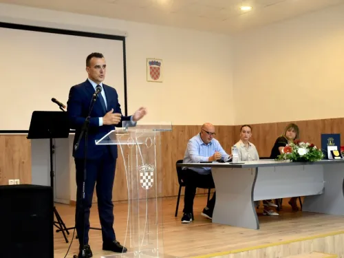 Šibensko-kninska županija ᶠ: Polaganjem vijenaca za poginule hrvatske branitelje te svečanom ...
