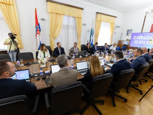 Zadarska županija: Prvih dvanaest obitelji dobiva subvencionirane stambene kredite kroz program »Tu sam rođen«