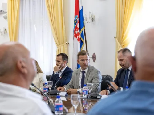Zadarska županija: Župan Bilaver i gradonačelnik Erlić održali sastanak s braniteljskim udrugama o uspostavi spomen-sobe Domovinskog rata