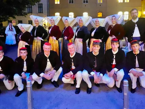 Zadarska županija ᶠ: KUD Družina Pag predstavio Zadarsku županiju na 60. Međunarodnoj smotri ...