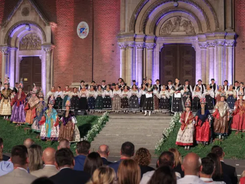 Osječko-baranjska županija: Glazbeno-scenskom slikom »Neka se zovu: Đakovački vezovi!« svečano su otvoreni jubilarni 60. Đakovački vezovi