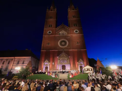 Osječko-baranjska županija ᶠ: Svečano otvaranje jubilarnih 60. Đakovačkih vezova održalo se večeras ...