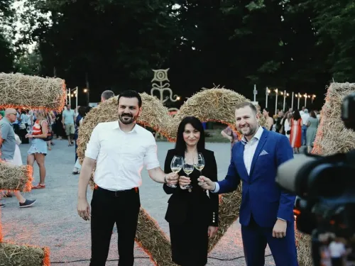 Osječko-baranjska županija ᶠ: U osječkom Perivoju kralja Tomislava održana je Večer vina i umjetnosti ...