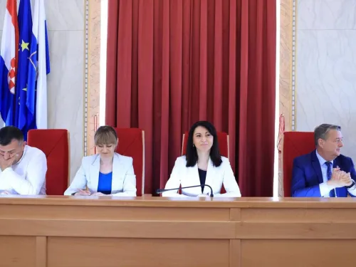 Osječko-baranjska županija ᶠ: U velikoj vijećnici Osječko-baranjske županije danas ...
