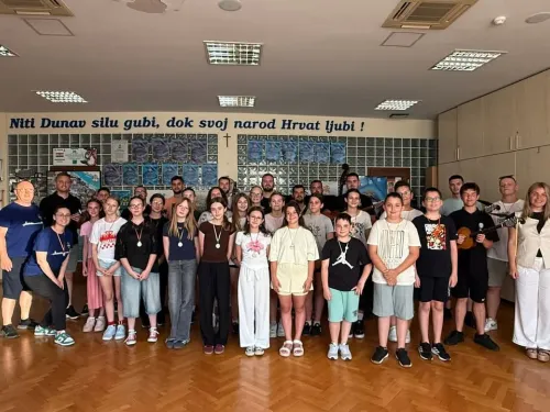 Vukovarsko-srijemska županija ᶠ: Najbolji među 1000 djece na 27. Smotri dječjih folklornih skupina ...