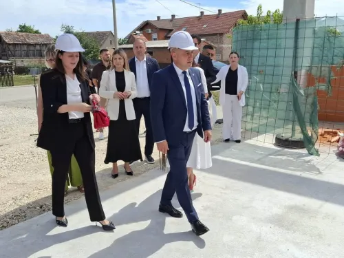 Vukovarsko-srijemska županija ᶠ: Tijekom današnjeg obilaska radova na novoj školskoj sportskoj dvorani ...