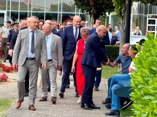 Vukovarsko-srijemska županija ᶠ: Drage Otočanke i Otočani, Komletinčanke i Komletinčani, čestitam vam ...