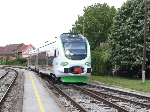 Virovitičko-podravska županija: Od danas – besplatno na more: Znate li da uz Hrvatske željeznice, djeca, učenici, redovni studenti, umirovljenici i stariji od 65 godina – putuju besplatno, za ostale, od Virovitice do Splita samo 17,89 eura