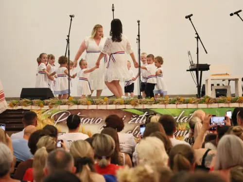 Virovitičko-podravska županija ᶠ: U Čađavici je održana Dječja smotra folklora »Petrovo je i žito ...
