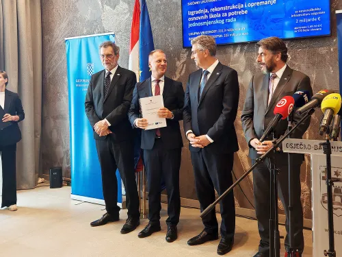 Virovitičko-podravska županija: Deset od deset: Predsjednik Vlade RH, Andrej Plenković, u Đakovu je, virovitičko-podravskom županu Igoru Androviću, uručio ugovor za rekonstrukciju Područne škole Mala Črešnjevica nakon čega će i djeca na ovom ...