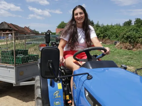 Virovitičko-podravska županija ᶠ: Katarina je mlada mama, poljoprivrednica, čisti školu, sudi utakmice ...