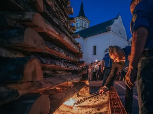 Požeško-slavonska županija : Požega dočekala ljeto tradicionalnim paljenjem Ivanjskog krijesa