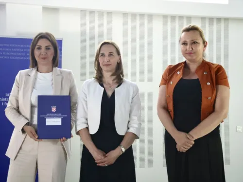 Požeško-slavonska županija: Ministrica Mikuš Žigman u posjetu Požeško-slavonskoj županiji: Uručeni ugovori vrijedni 3,7 milijuna eura