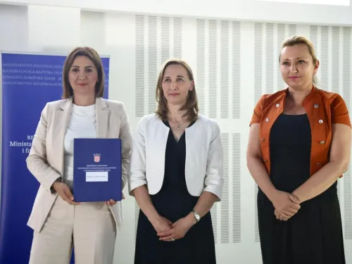 Požeško-slavonska županija ᶠ: Ministrica regionalnoga razvoja i fondova Europske unije Nataša Mikuš ...