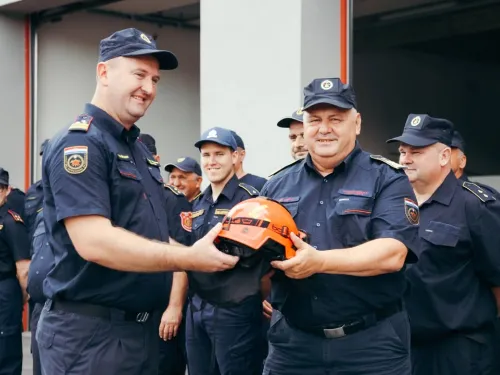 Požeško-slavonska županija ᶠ: Požeško-slavonskim vatrogascima uručeno je 715 kompleta osobne zaštitne ...