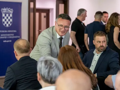 Brodsko-posavska županija: URUČENO 182 UGOVORA VRIJEDNA PREKO 5 MILIJUNA EURA ZA DJEČJE VRTIĆE I IGRALIŠTA
