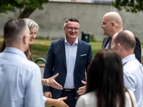 Brodsko-posavska županija: MINISTAR ŠUŠNJAR DODIJELIO UGOVORE ZA STIPENDIRANJE UČENIKA U OBRTNIČKIM ZANIMANJIMA