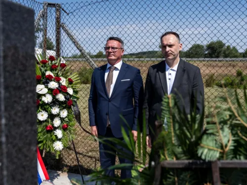 Brodsko-posavska županija: SVEČANO OTKRIVENA SPOMEN PLOČA ŽRTVAMA PROMETNE NESREĆE IZ KOSOVA