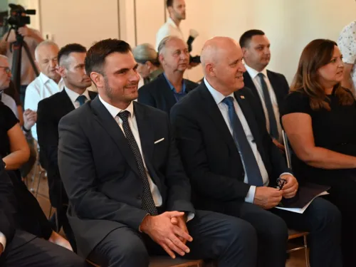 Sisačko-moslavačka županija: POTPREDSJEDNIK VLADE I MINISTAR BRANKO BAČIĆ POSJETIO NOVSKU I URUČIO UGOVORE ZA PROJEKTE ZELENE INFRASTRUKTURE VRIJEDNE 10,6 MILIJUNA EURA