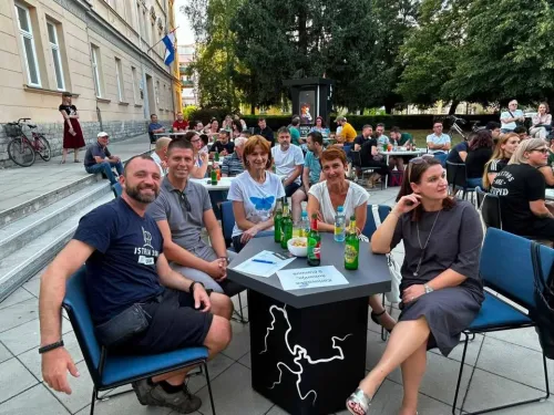 Karlovačka županija ᶠ: Kakva večer na trgu kod Nikola Tesla Experience Center Karlovac!
