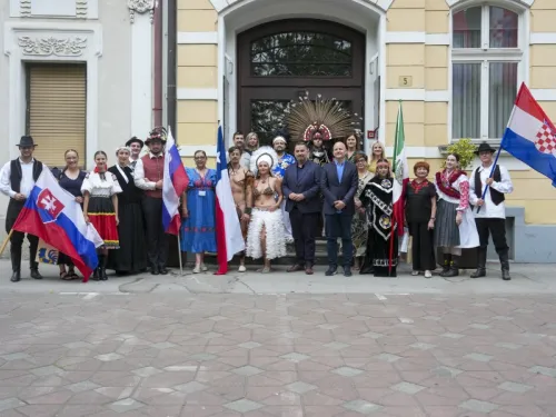 Koprivničko-križevačka županija: Sudionici 19. Međunarodnog festivala folklora »Iz bakine škrinje« na svečanom prijemu u županijskoj upravi
