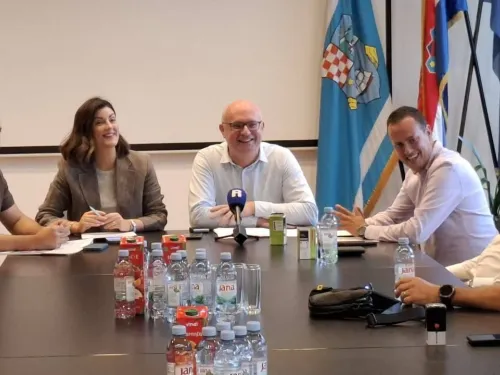 Primorsko-goranska županija ᶠ: U Delnicama su svečano dodijeljeni ugovori o sufinanciranju linijskog ...