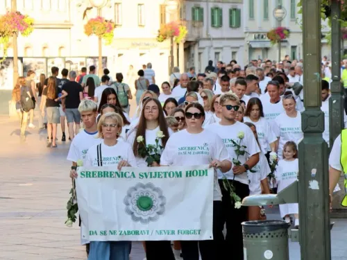 Primorsko-goranska županija ᶠ: Tradicionalnim mimohodom »Srebrenica svijetom hodi 2026.« obilježena ...