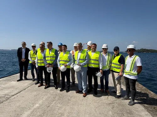 Istarska županija: Ministar Butković i župan Miletić obišli radove na rekonstrukciji pulskog lukobrana, projektu vrijednom 26,8 milijuna eura